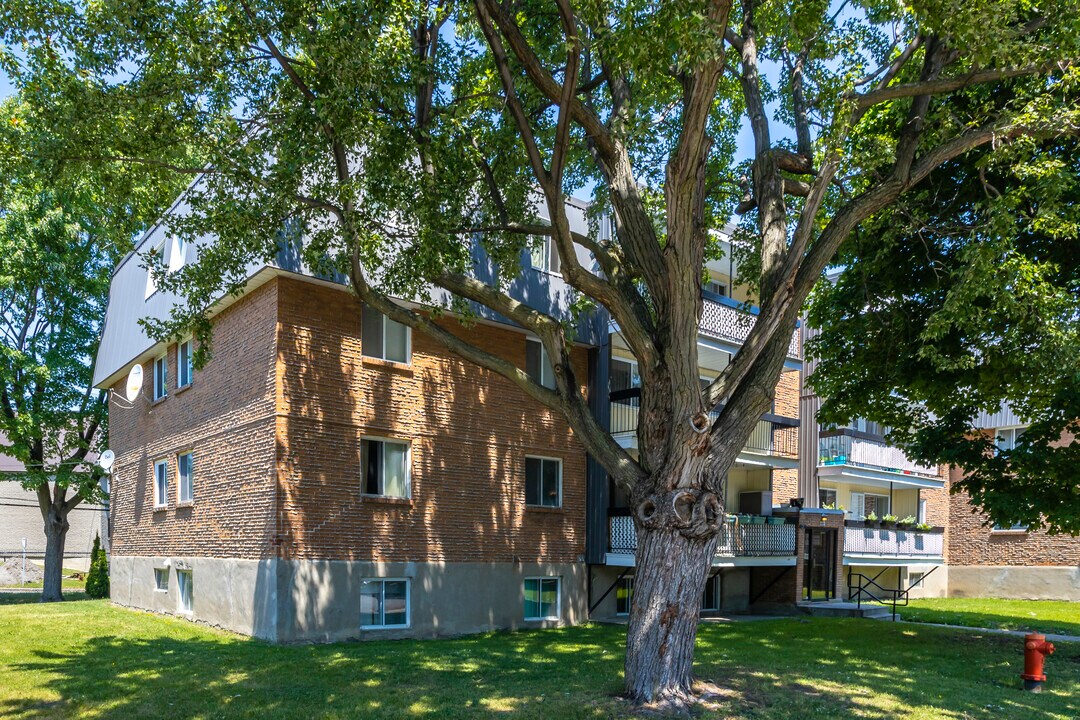 6305 Bonaventure in Brossard, QC - Building Photo