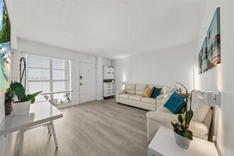 1340 Lincoln Rd in Miami Beach, FL - Building Photo - Building Photo