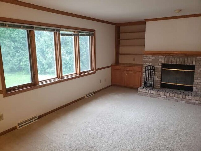 5699 Wilshire Dr in Fitchburg, WI - Building Photo - Building Photo