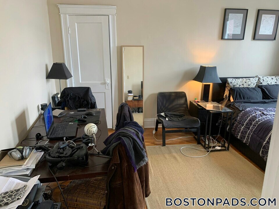 1197 Commonwealth Ave, Unit 17 in Boston, MA - Building Photo