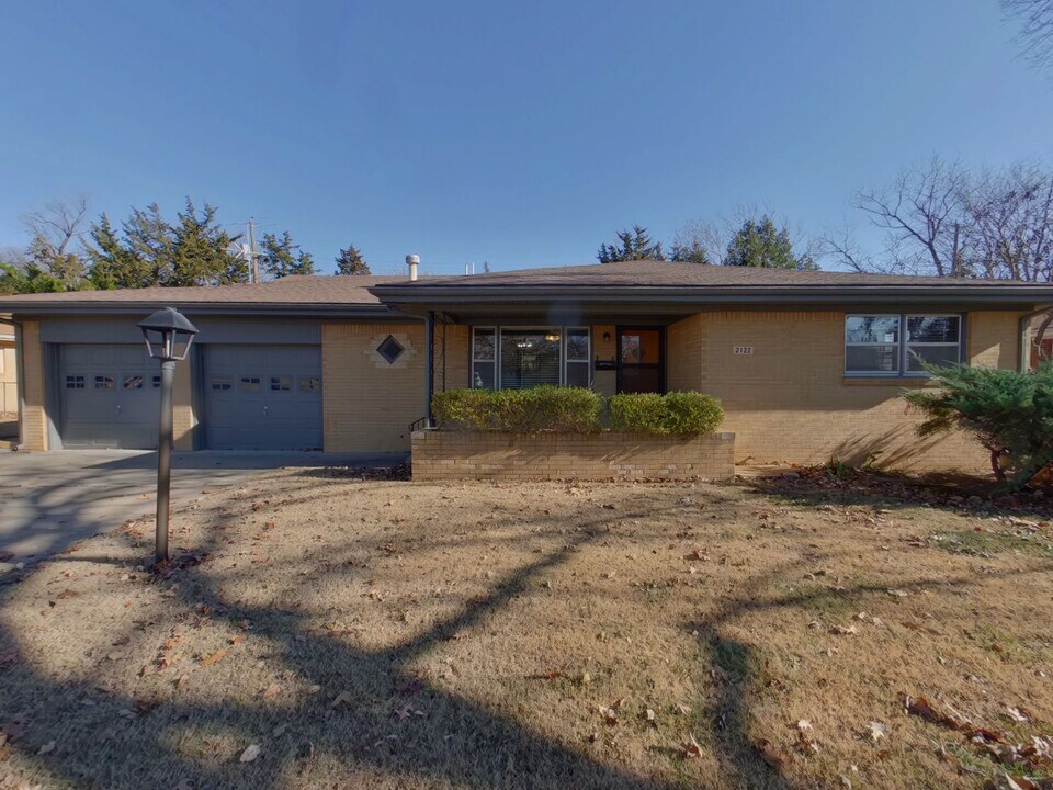 2122 S Chautauqua Ave in Wichita, KS - Building Photo