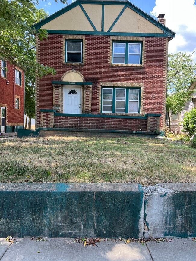 property at 1217 N Robberson Ave