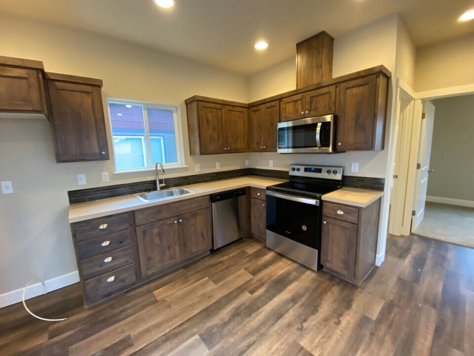 2155 NW 12th St in Redmond, OR - Building Photo