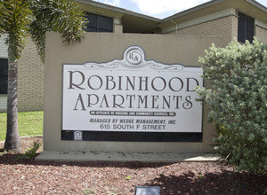 Robin Hood Apartments in Harlingen, TX - Foto de edificio - Building Photo
