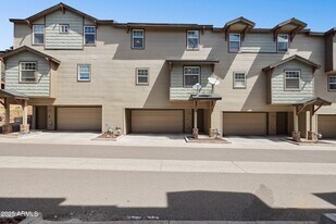 2498 W Cripple Creek Dr in Flagstaff, AZ - Building Photo
