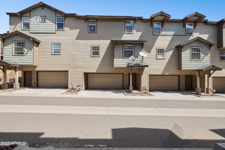 2498 W Cripple Creek Dr in Flagstaff, AZ - Building Photo