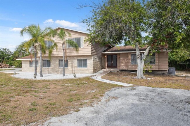 2260 Twin Ln in Dunedin, FL - Foto de edificio - Building Photo