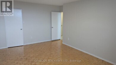 5348 Lakeshore Rd. in Burlington, ON - Building Photo - Building Photo