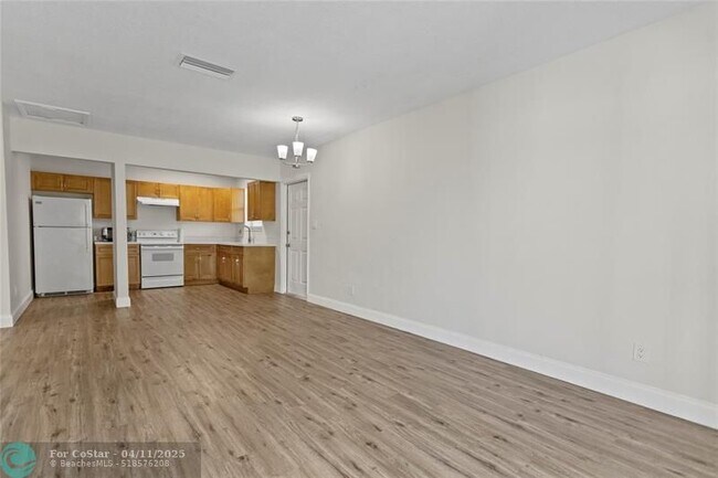 493 NW 43rd St in Oakland Park, FL - Building Photo - Building Photo