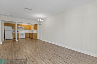 493 NW 43rd St in Oakland Park, FL - Foto de edificio - Building Photo
