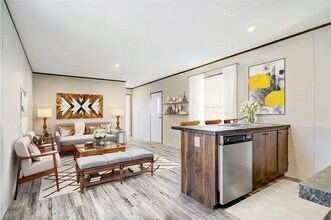 8035 Gardner Road in Tampa, FL - Foto de edificio - Building Photo