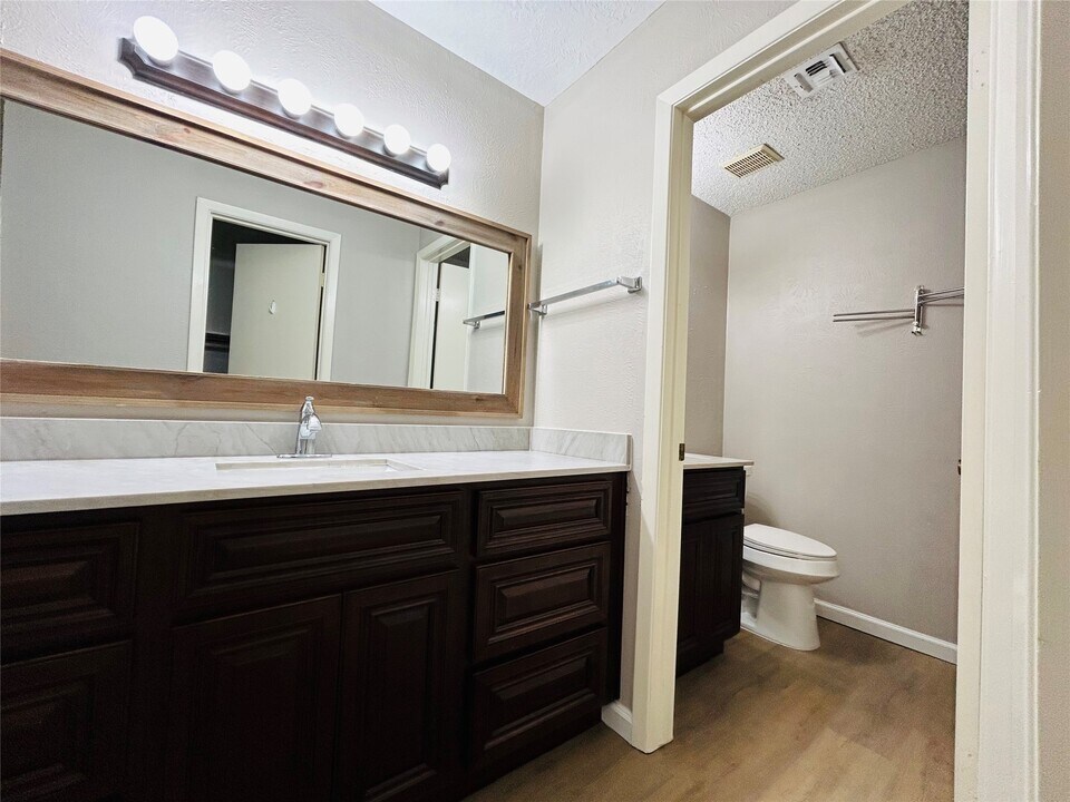 11699 Village Pl Dr in Houston, TX - Foto de edificio