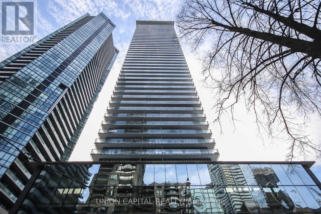 33 Charles St E in Toronto, ON - Building Photo