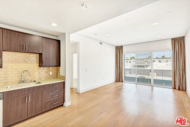 4211 Redwood Ave-Unit -305 in Los Angeles, CA - Building Photo - Building Photo