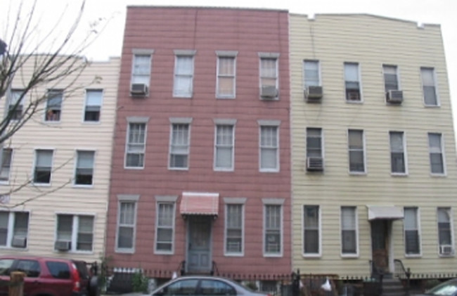 247 Devoe St in Brooklyn, NY - Foto de edificio - Building Photo