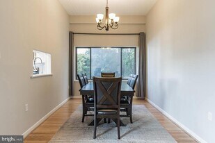 130 Roberts Ln in Alexandria, VA - Building Photo