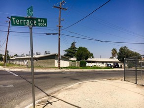 Terrace Way Gardens Apartments in Bakersfield, CA - Building Photo - Building Photo