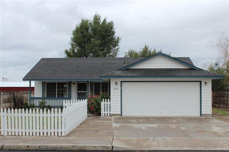 2161 NE Yellowpine Rd in Prineville, OR - Foto de edificio