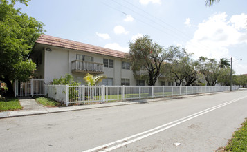 Hampton Court in Miami, FL - Foto de edificio - Building Photo