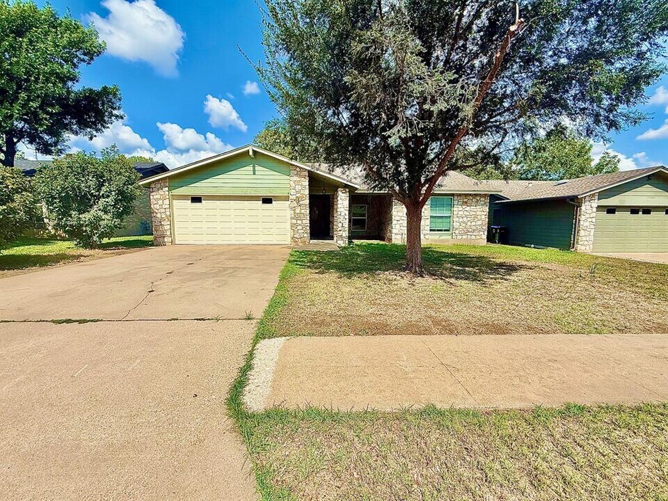 12102 Grey Fawn Path in Austin, TX - Building Photo