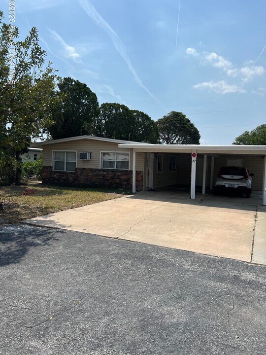 221 Madison Ave in Cape Canaveral, FL - Building Photo