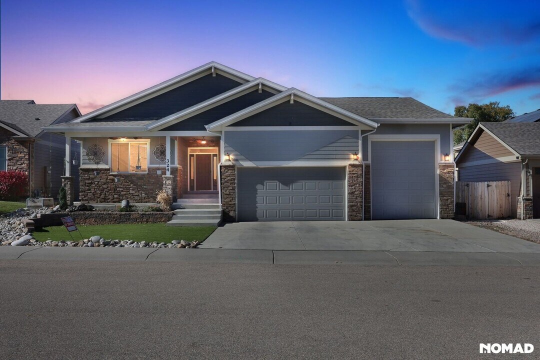 324 Kirkland Ln in Johnstown, CO - Building Photo