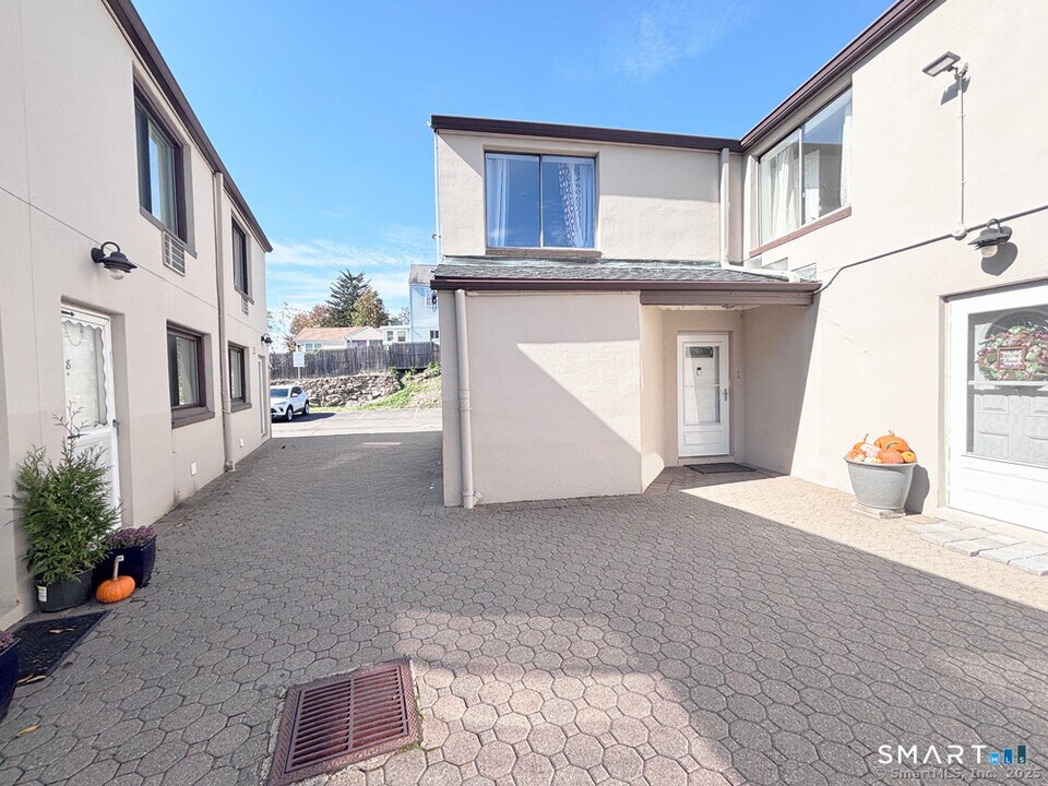 84 Taylor Ave in Norwalk, CT - Building Photo