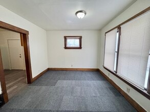 1722 Harrisburg Rd NE in Canton, OH - Foto de edificio - Building Photo