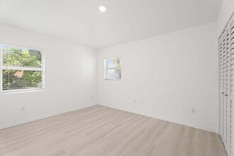 121 S Lake Dr in Lantana, FL - Building Photo - Building Photo