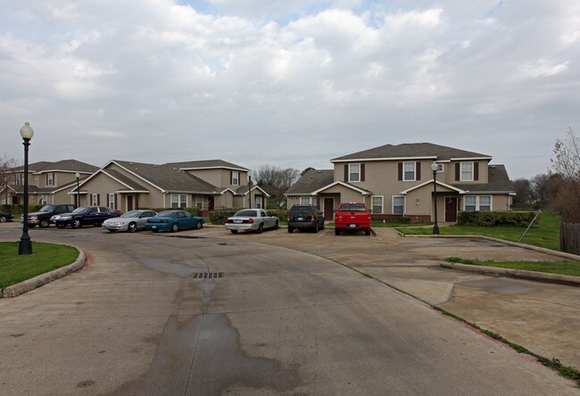 Creekside Terrace Apartments in Ennis, TX - Foto de edificio - Building Photo