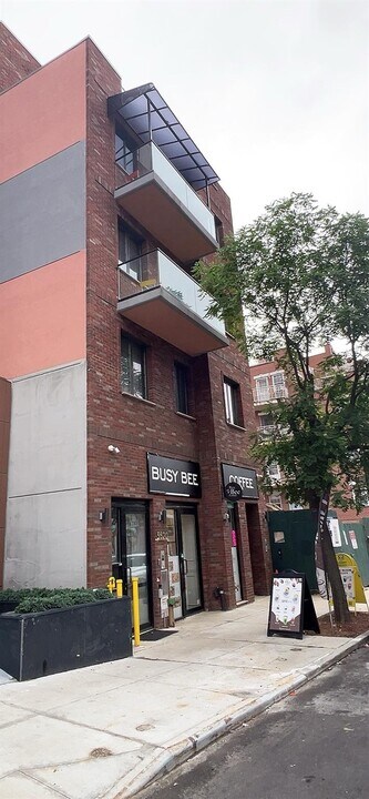 35-20 Leavitt St in New York, NY - Building Photo