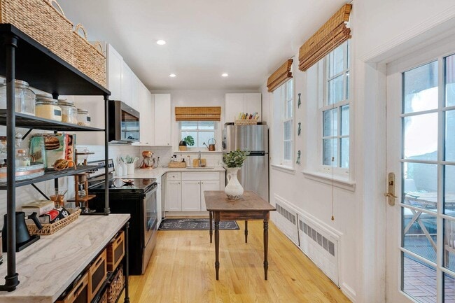 114 E 62nd St in New York, NY - Building Photo - Building Photo