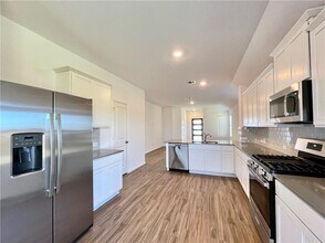 126 Canley Lp in Hutto, TX - Foto de edificio - Building Photo