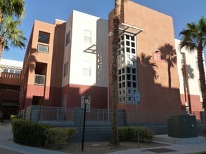 71 E Agate Ave, Unit 201 in Las Vegas, NV - Building Photo - Building Photo