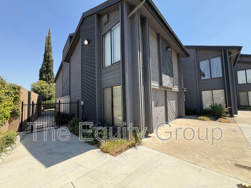 1050 N Demaree St in Visalia, CA - Building Photo