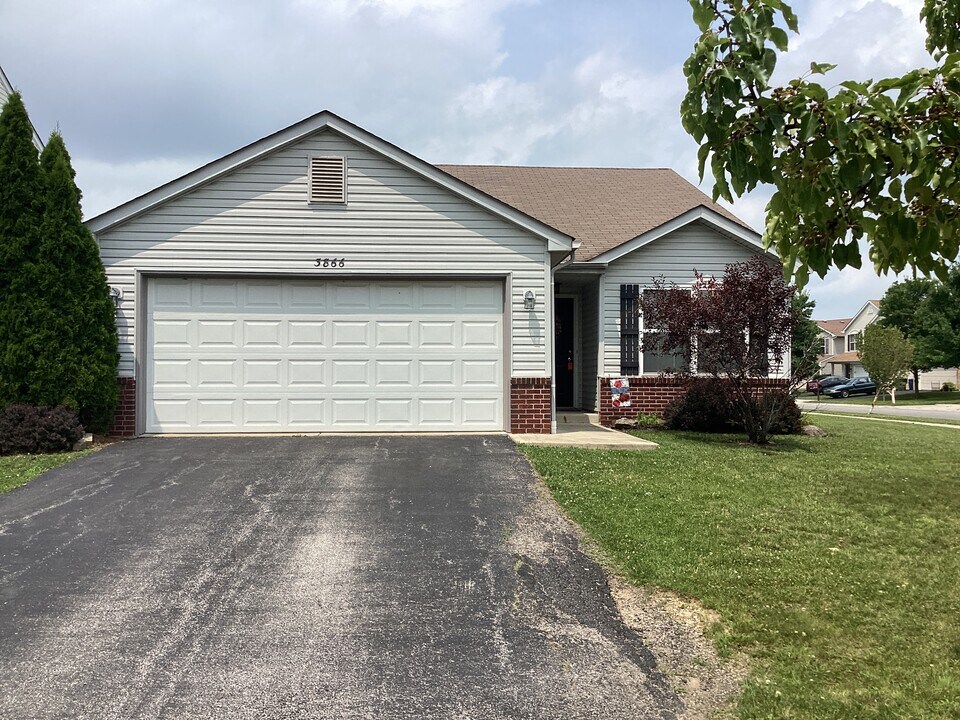 3866 Genteel Dr in Grove City, OH - Building Photo