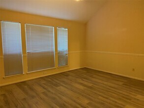 215 W New Meadows Dr in Sugar Land, TX - Building Photo - Building Photo