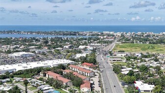 2220 Stickney Point Rd in Sarasota, FL - Building Photo