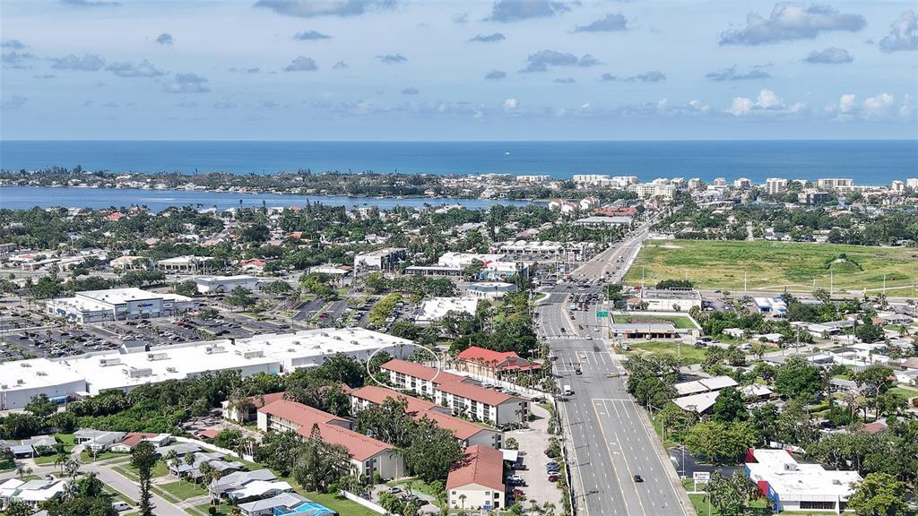 2220 Stickney Point Rd in Sarasota, FL - Building Photo