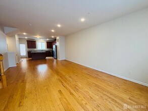 38 Bond St in North Brunswick, NJ - Building Photo - Building Photo