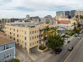 Irolostar Apartments in Los Angeles, CA - Foto de edificio - Building Photo