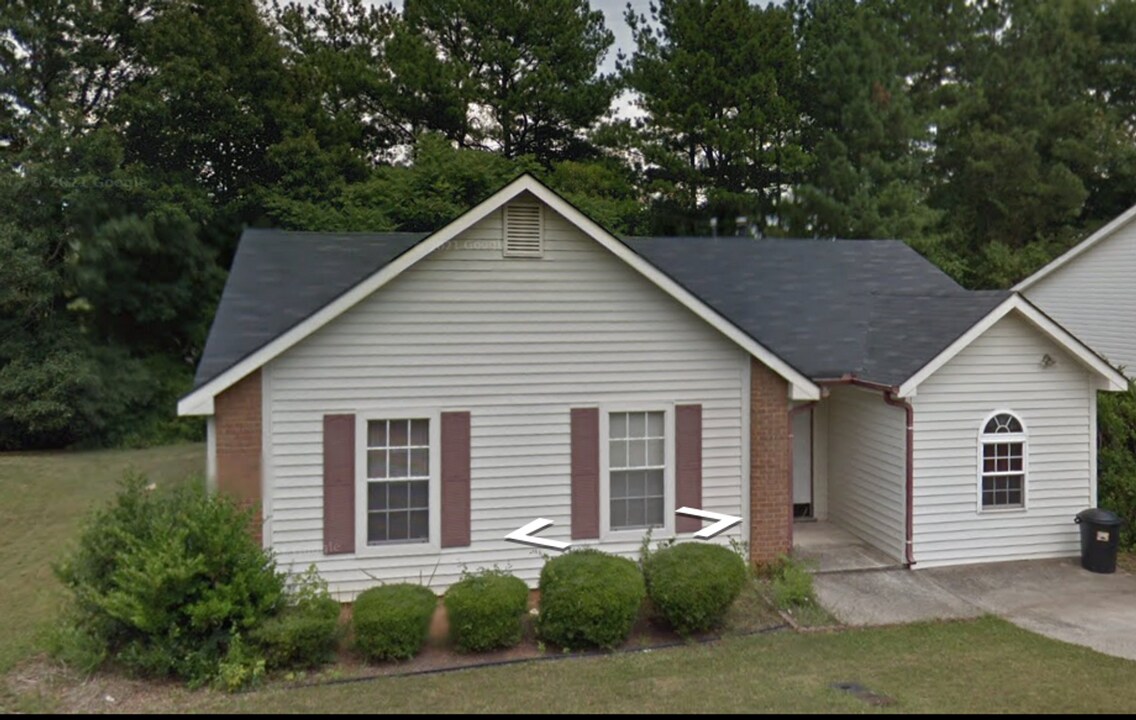 2104 Charles Cudd Ct in Lithonia, GA - Building Photo