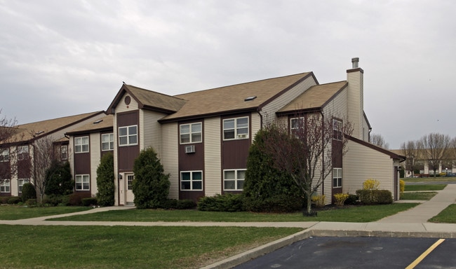 John Wesley Village II Adult Community , 55+ in Riverhead, NY - Foto de edificio - Building Photo