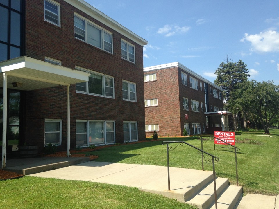 LarSnel Apartments in Falcon Heights, MN - Building Photo