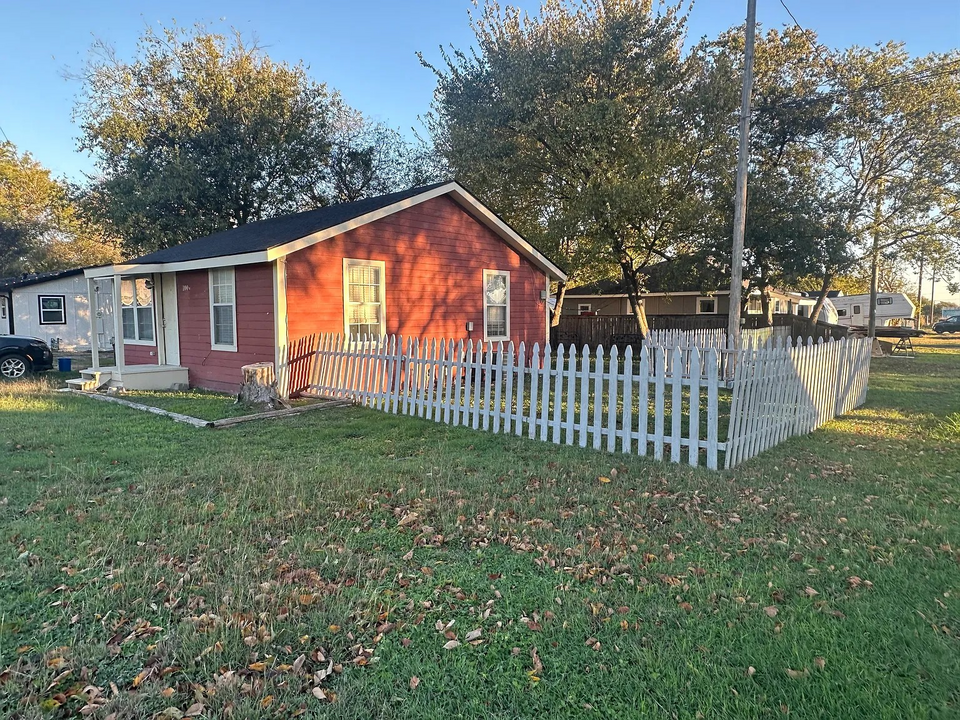 100 N Kerr St in Blooming Grove, TX - Building Photo