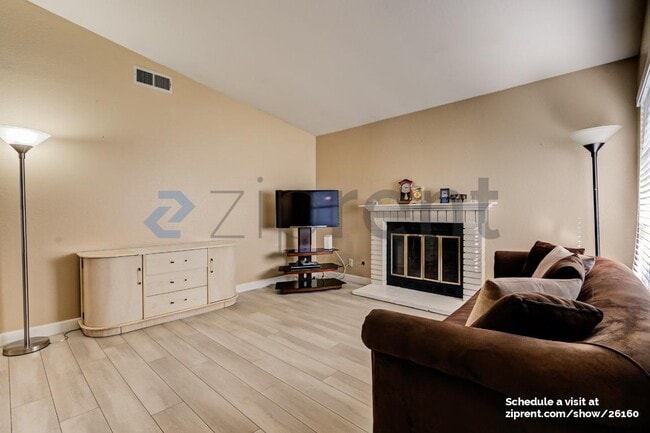 67 Silkberry in Irvine, CA - Foto de edificio - Building Photo