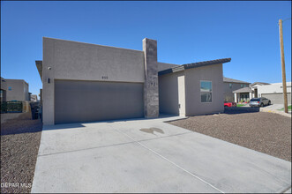 955 Lulworth Pl in El Paso, TX - Building Photo - Building Photo