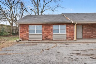 704 W Oak St in Rogers, AR - Building Photo