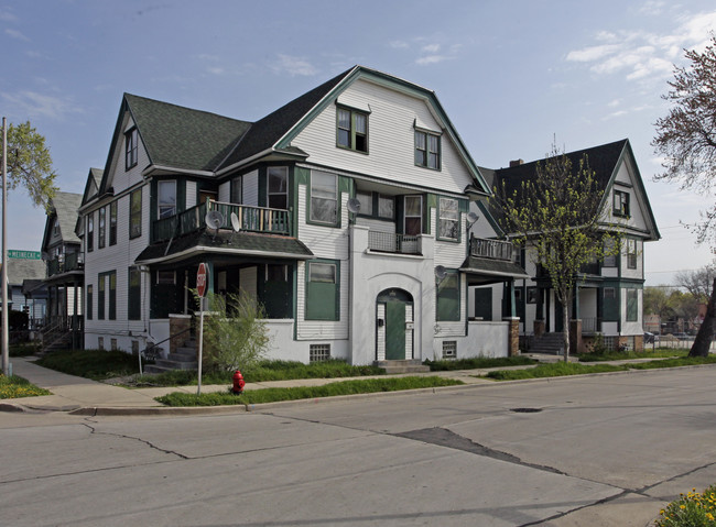 322-340 W Meinecke Ave in Milwaukee, WI - Foto de edificio - Building Photo