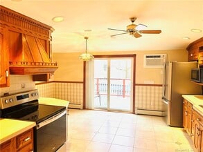 21 Cottage St in New Haven, CT - Building Photo - Building Photo